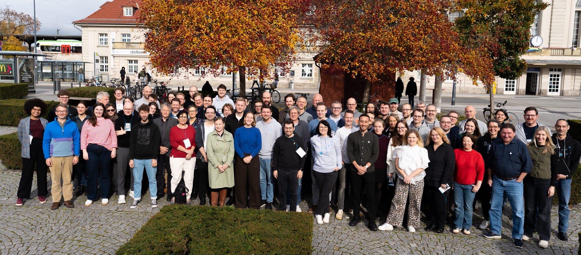Gruppenbild vieler Menschen